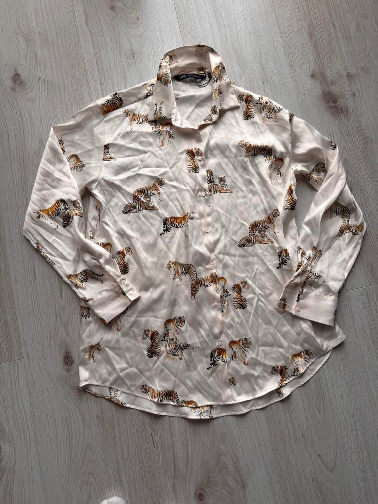 Mooie nieuwe satijnachtige blouse Zara met tijgers maat M, Ophalen of Verzenden, Nieuw, Maat 38/40 (M), Beige