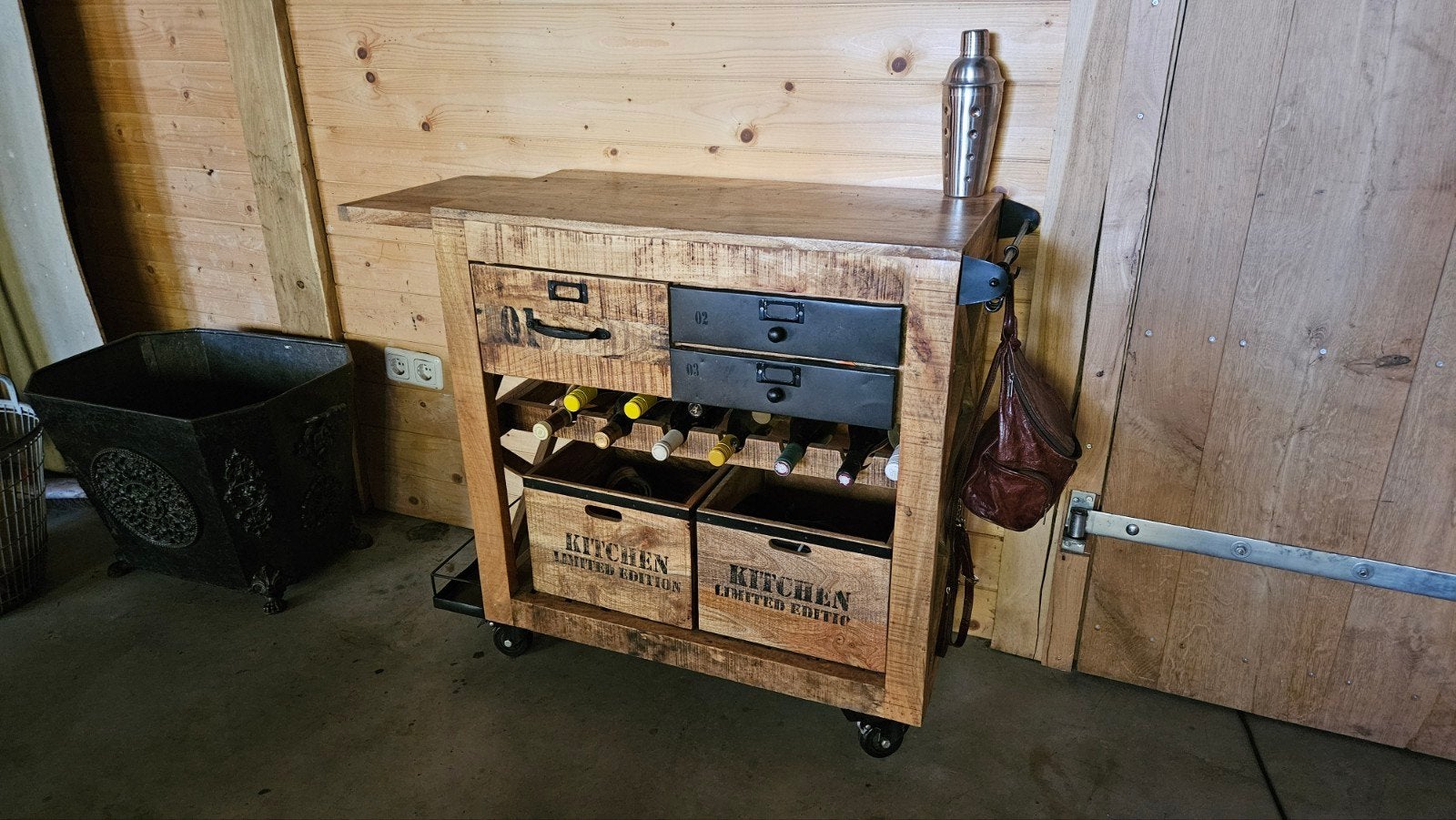 Minibar van mangohout met uitschuifbare snijplank, Hout, Keukentrolley, Zo goed als nieuw, Ophalen