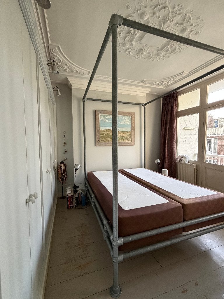Foto 4 van Hästens bedden met steigerbuizen ombouw