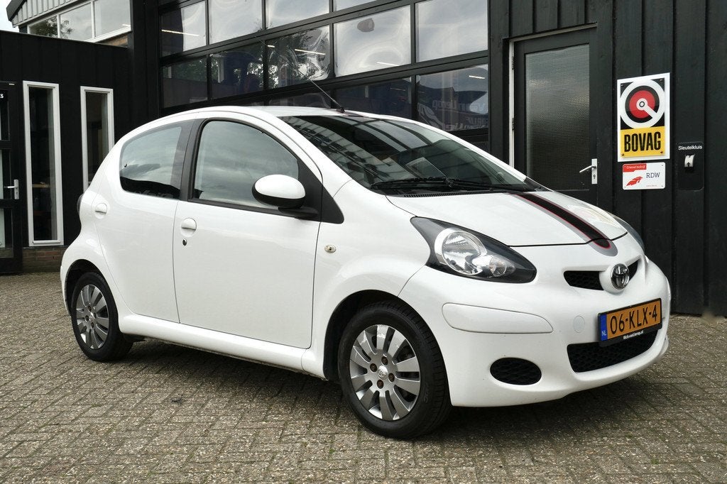 Toyota Aygo 1.0-12V Xcite White | NL-Auto | Airco | Elek.ram, Auto's, Stof, Gebruikt, Zwart, 4 stoelen