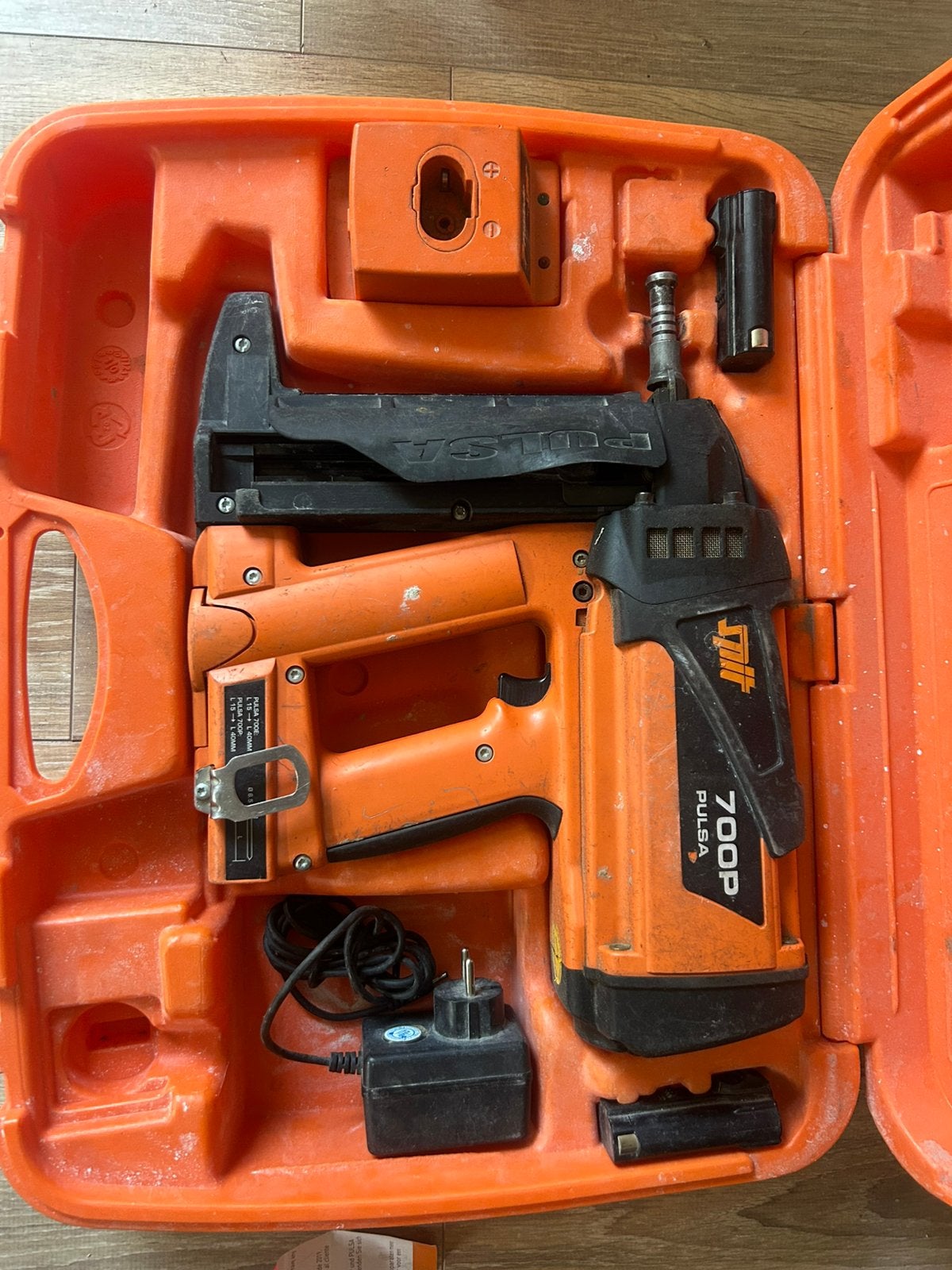 Spit 700P Pulsa tacker incl. lader en extra accu, Ophalen, Gebruikt, Tacker/nietmachine, Overige merken