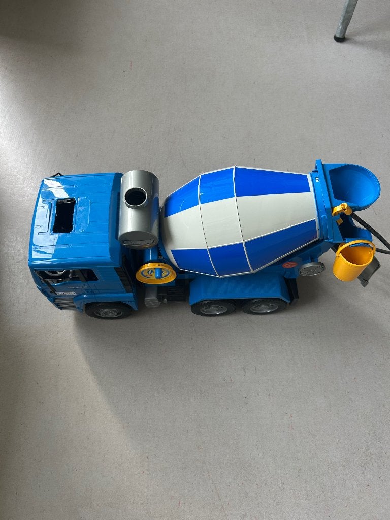 Bruder beton auto, Ophalen, Zo goed als nieuw