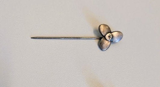 volmetaal speld scheepsschroef LIPS, Ophalen of Verzenden, Overige onderwerpen, Speldje of Pin