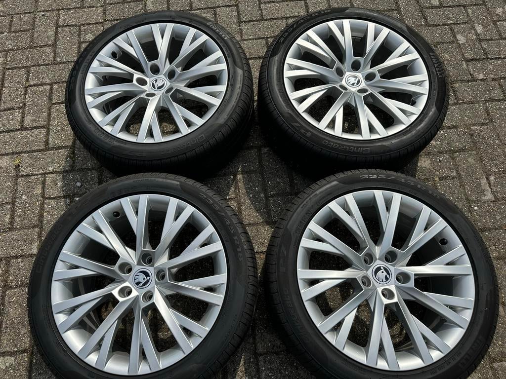 Set 4 Skoda velgen met Pirelli zomerbanden 235/45 R18 ZGAN!, Auto-onderdelen, Banden en Velgen, Ophalen, 18 inch, Gebruikt, Banden en Velgen
