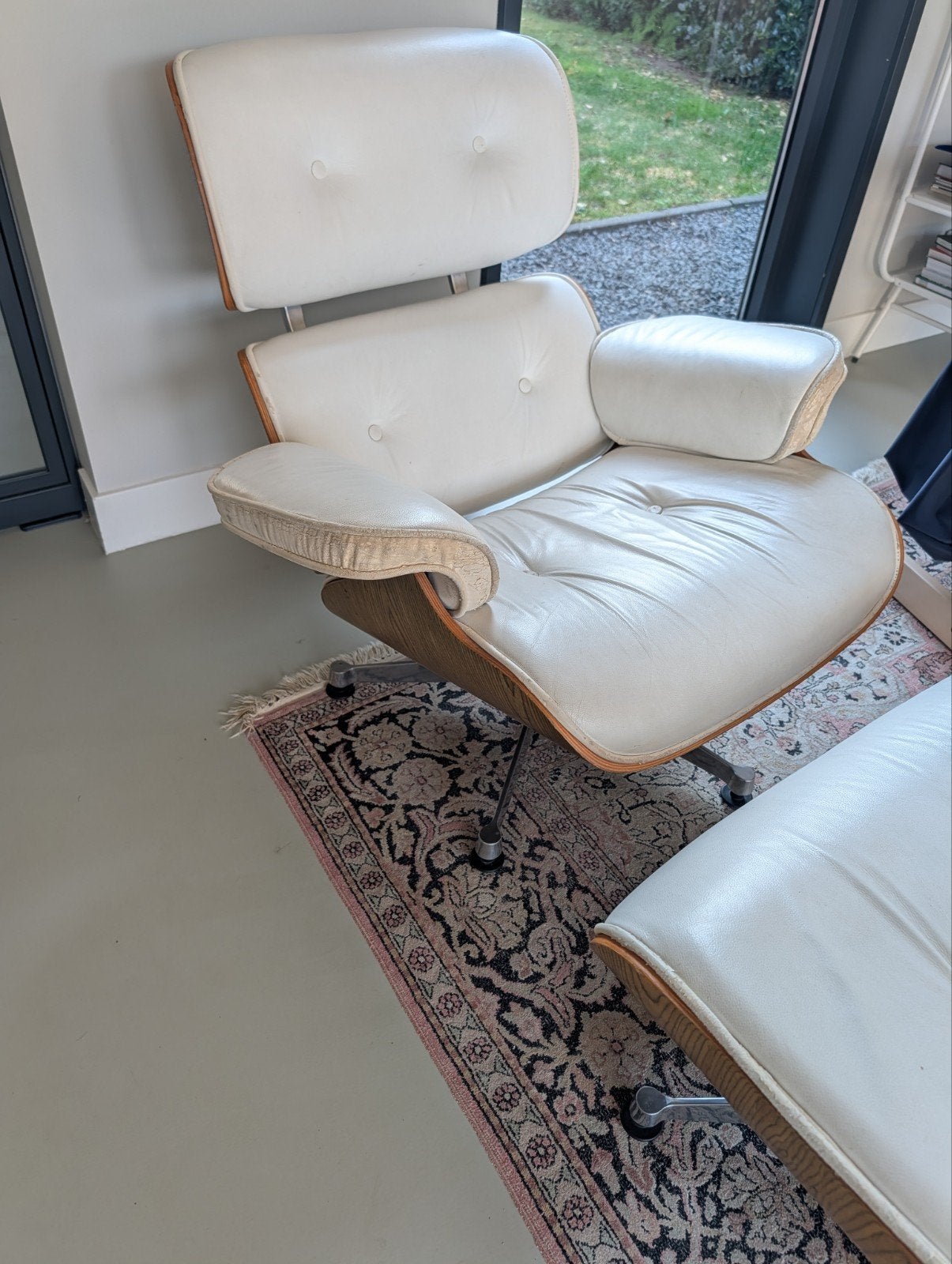 Lounge chair met ottoman - Wit leer en hout, Gebruikt, 75 tot 100 cm, 75 tot 100 cm, Design, Mid-century modern