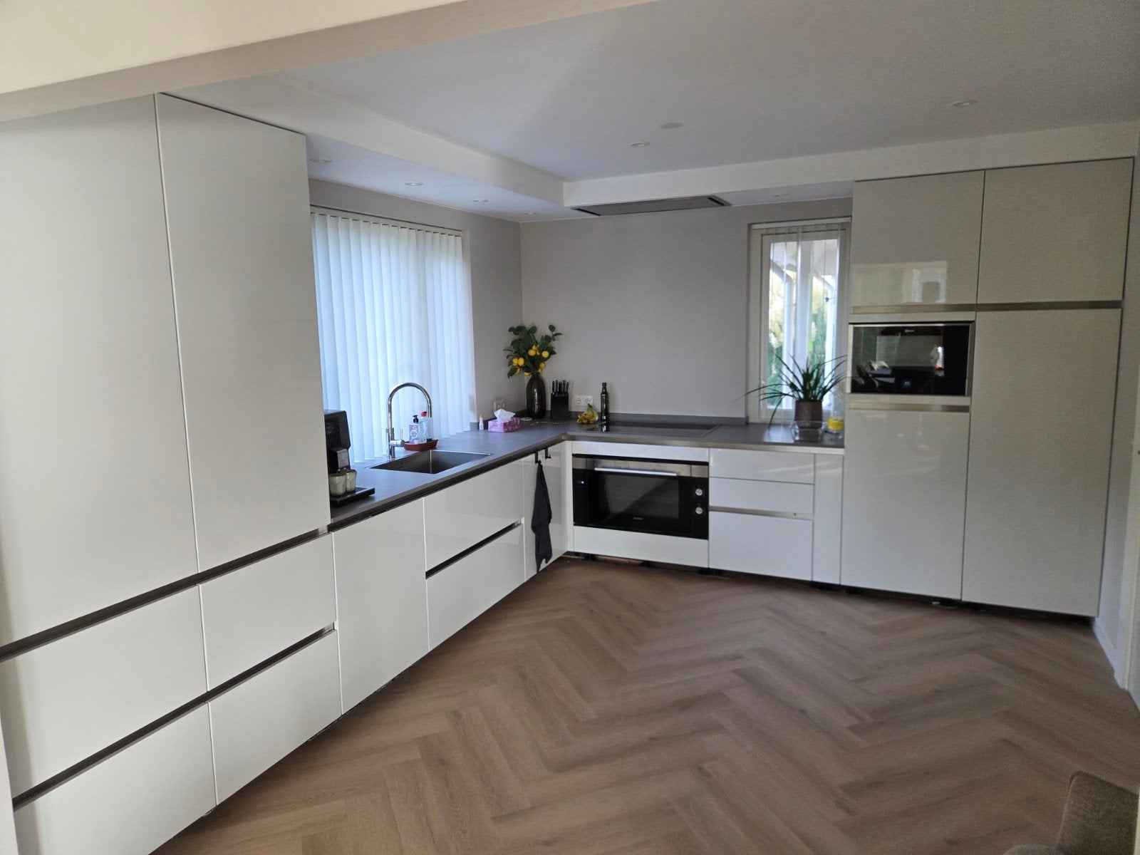 Moderne hoekkeuken met apparatuur en hoogglans afwerking, Ophalen, Gebruikt, Wit, Hoekkeuken