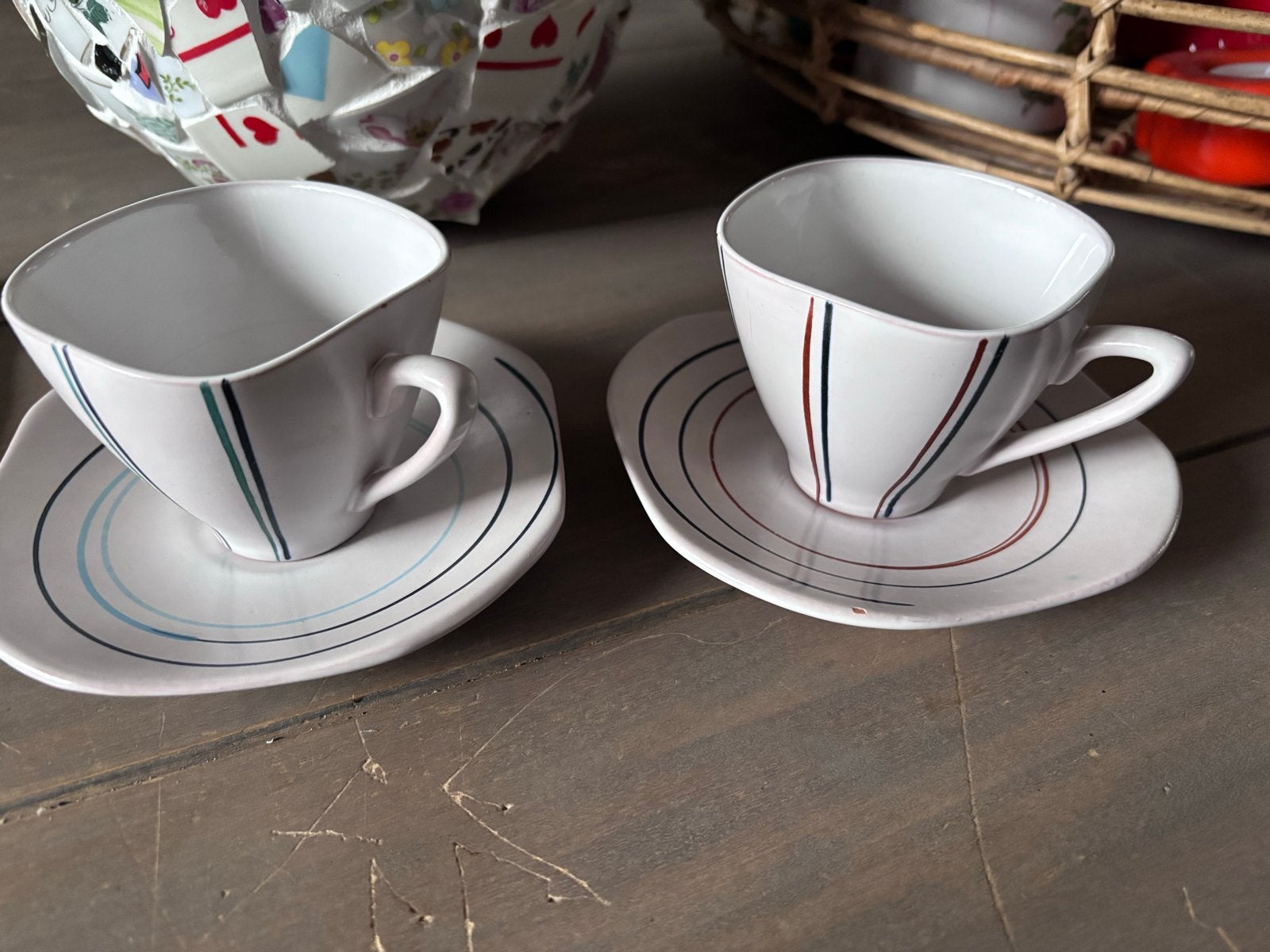 Set van 2 retro kop en schotels met streepjespatroon, Gebruikt, Keramiek, Vintage, Ophalen of Verzenden