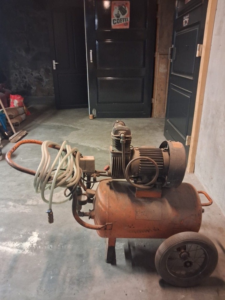 Compressor 220 volt met slang, Ophalen, Gebruikt, 6 tot 10 bar, Minder dan 200 liter/min