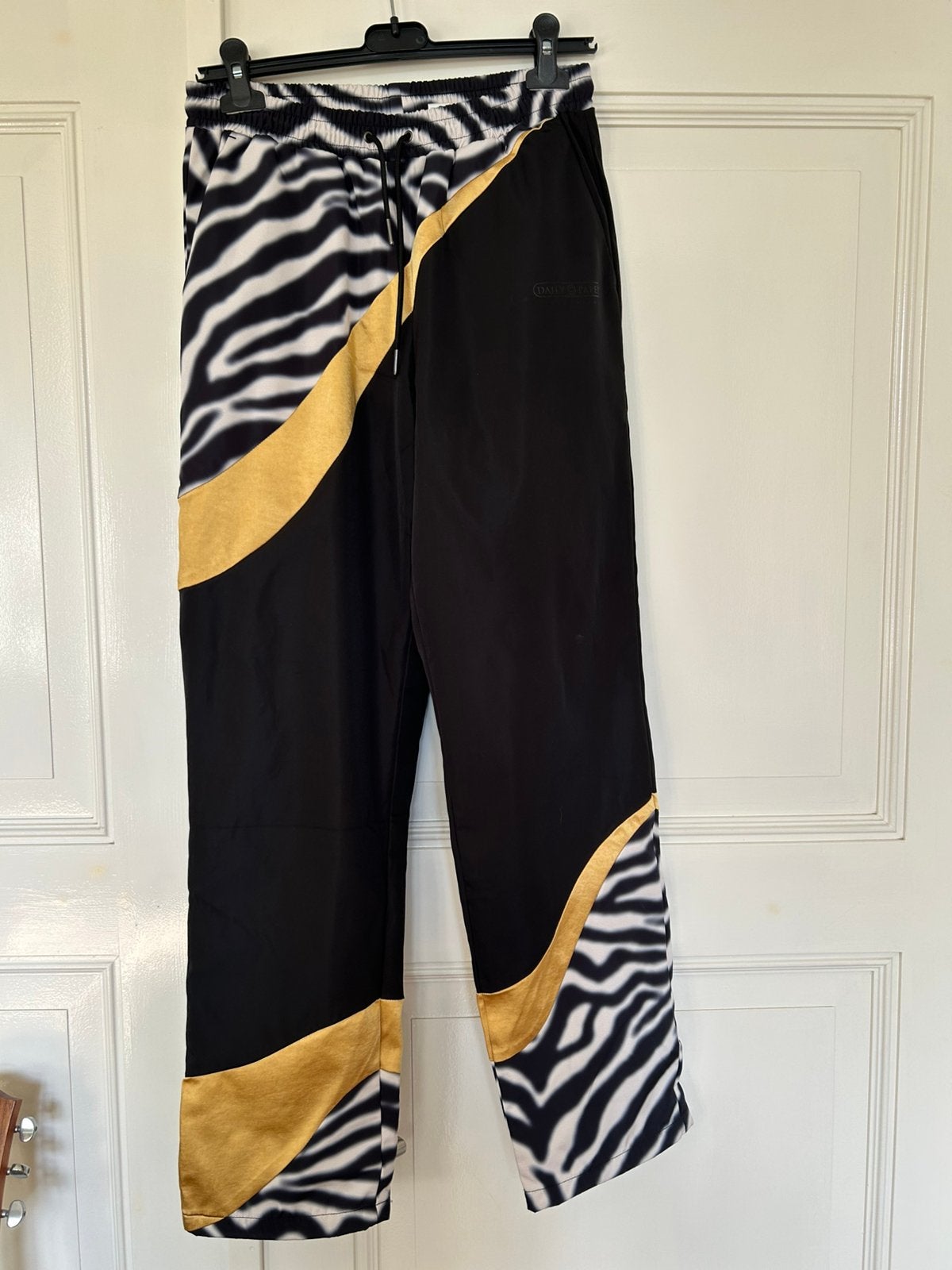 Daily Paper zwarte trainingsbroek XS met goud en zebra print, Zwart, Ophalen of Verzenden, Zo goed als nieuw, Maat 34 (XS) of kleiner
