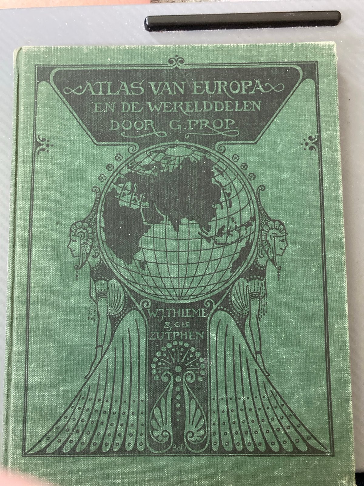 Antieke Atlas van Europa en de Werelddelen door G. Prop, Boeken, Gelezen, Overige atlassen, Ophalen of Verzenden, 1800 tot 2000