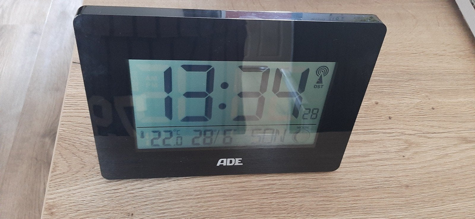 Radiogestuurde klok, Wandklok, Ophalen of Verzenden, Zo goed als nieuw, Digitaal