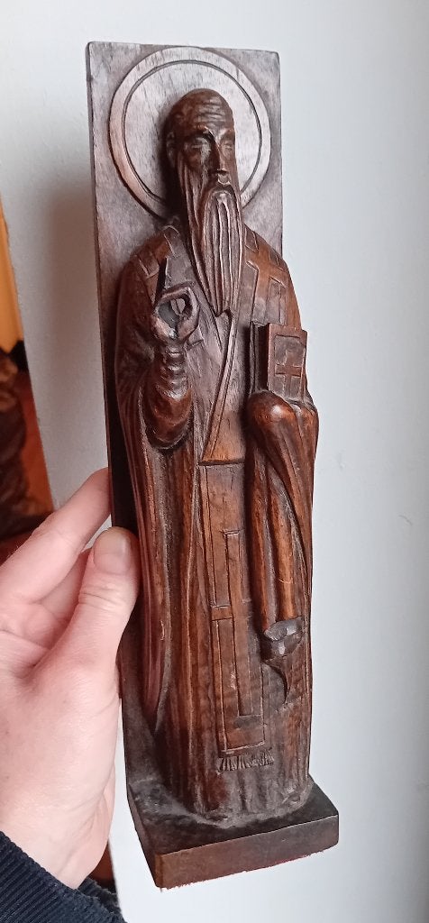 handgesneden walnoothouten beeldje van sint kliment, Verzenden