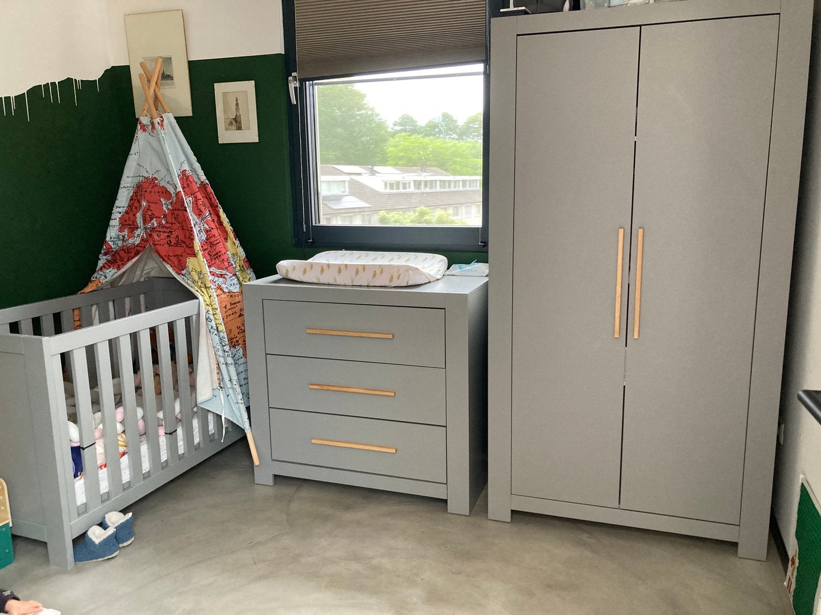 Complete babykamer bed, commode, kast en kapstok, Ophalen, Zo goed als nieuw, Jongetje of Meisje