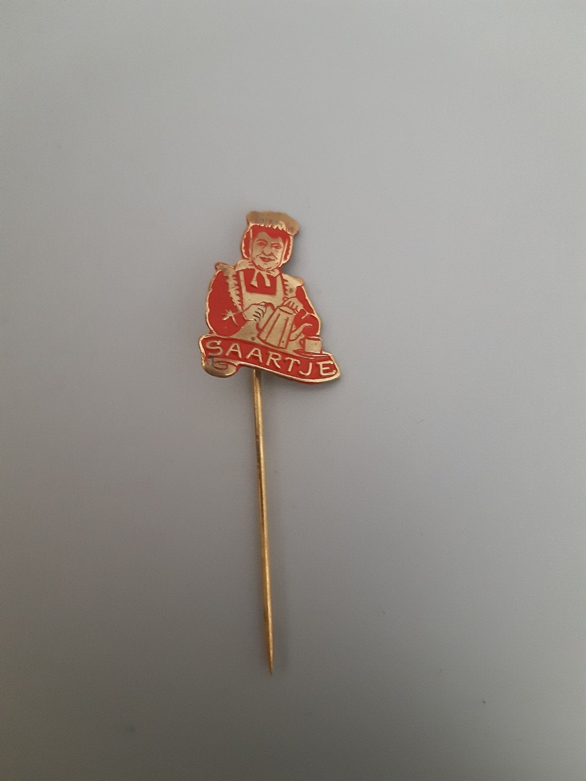 Speldje Saartje, Ophalen of Verzenden, Zo goed als nieuw, Figuurtje, Speldje of Pin