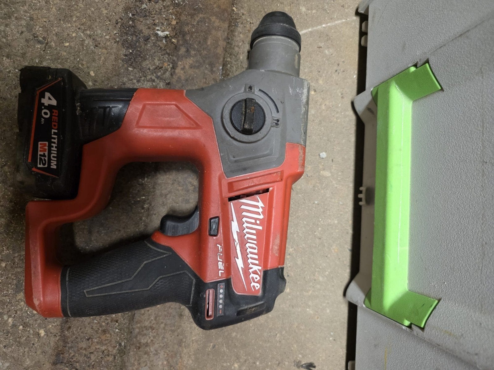 Milwaukee M12 CH Boorhamer - Compact en Krachtig, Gebruikt, Boor- en/of Breekhamer, Ophalen of Verzenden, Minder dan 400 watt