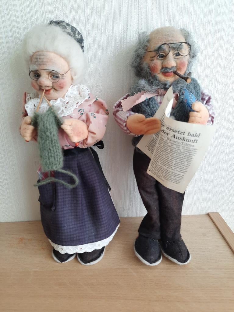 2 handgemaakte poppen: opa en oma van vilt en stof, Ophalen of Verzenden, Zo goed als nieuw, Overige typen