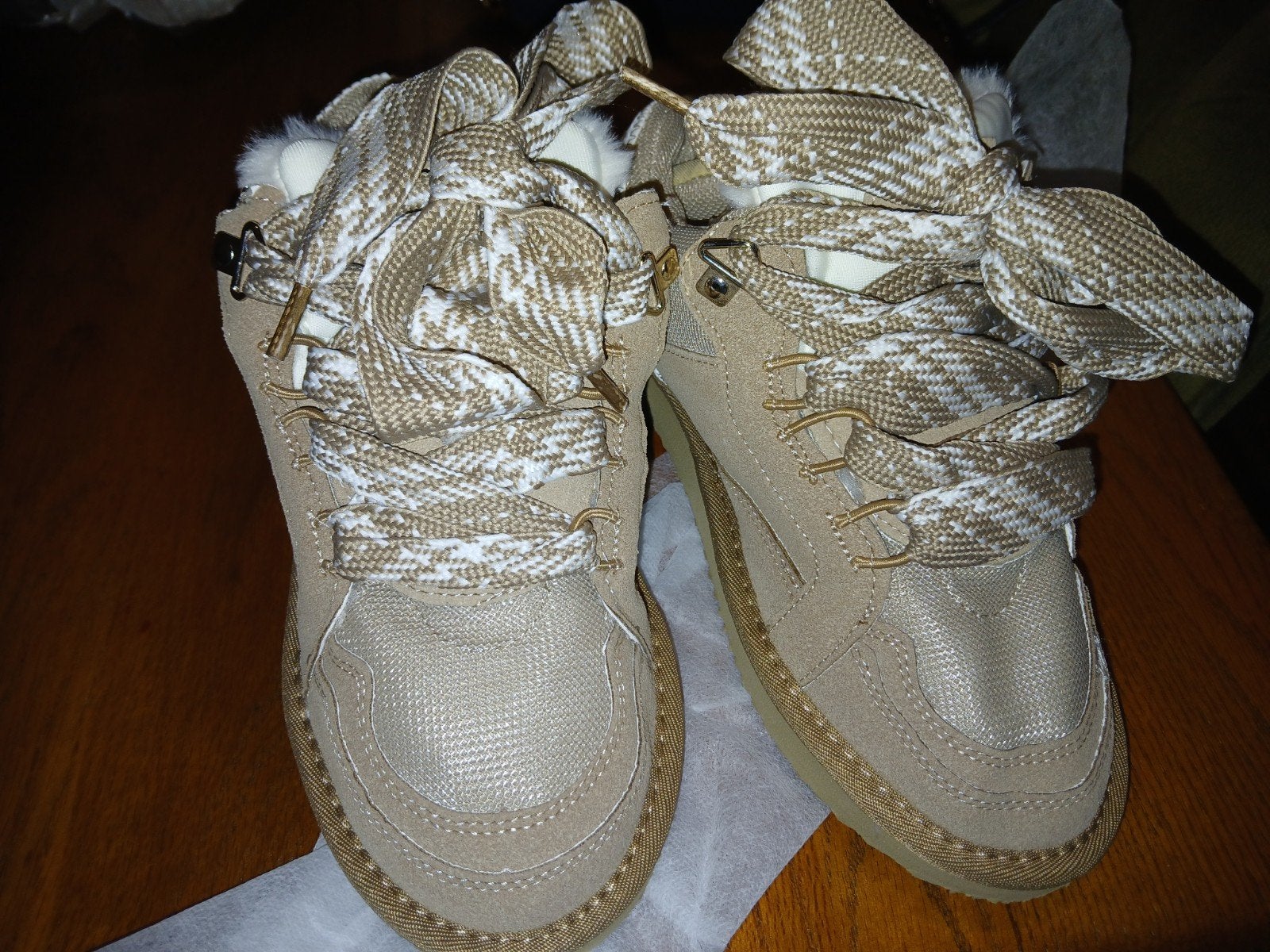 nep uggs lowmel, Ophalen, Nieuw, Beige