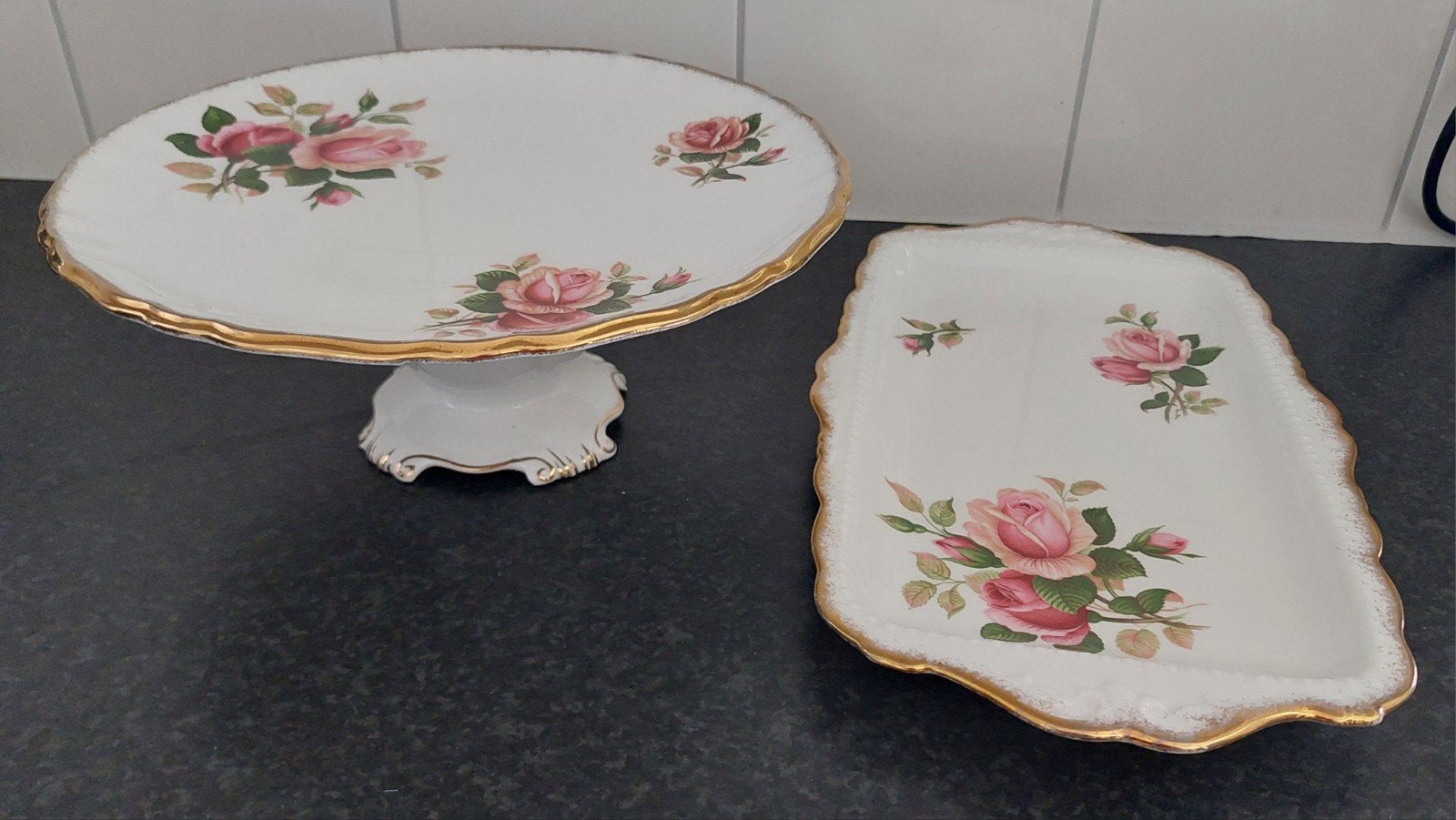 Taartstandaard en een Cakeschaal gebakschaal Royal Albert., Antiek en Kunst, Antiek | Servies los, Ophalen