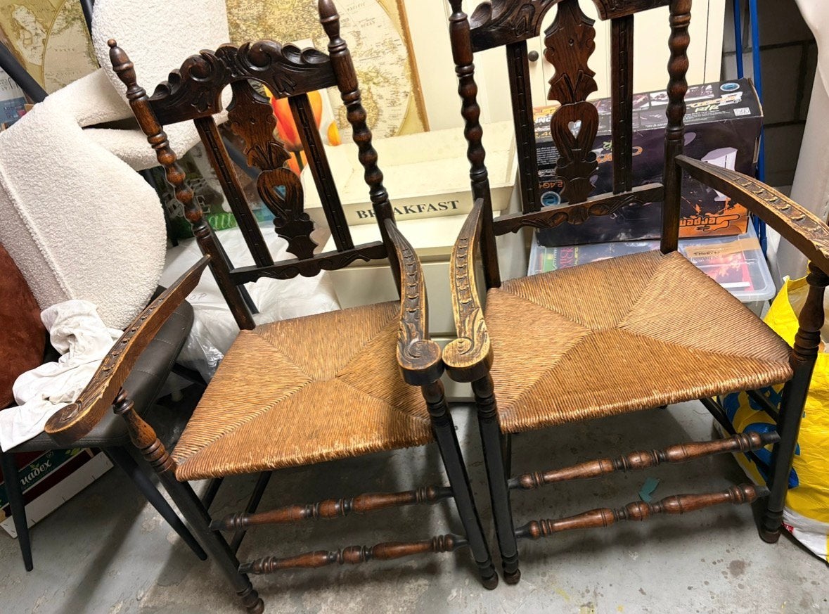 2 oude Mechelse eiken armstoelen – rijk houtsnijwerk, Antiek en Kunst, Ophalen