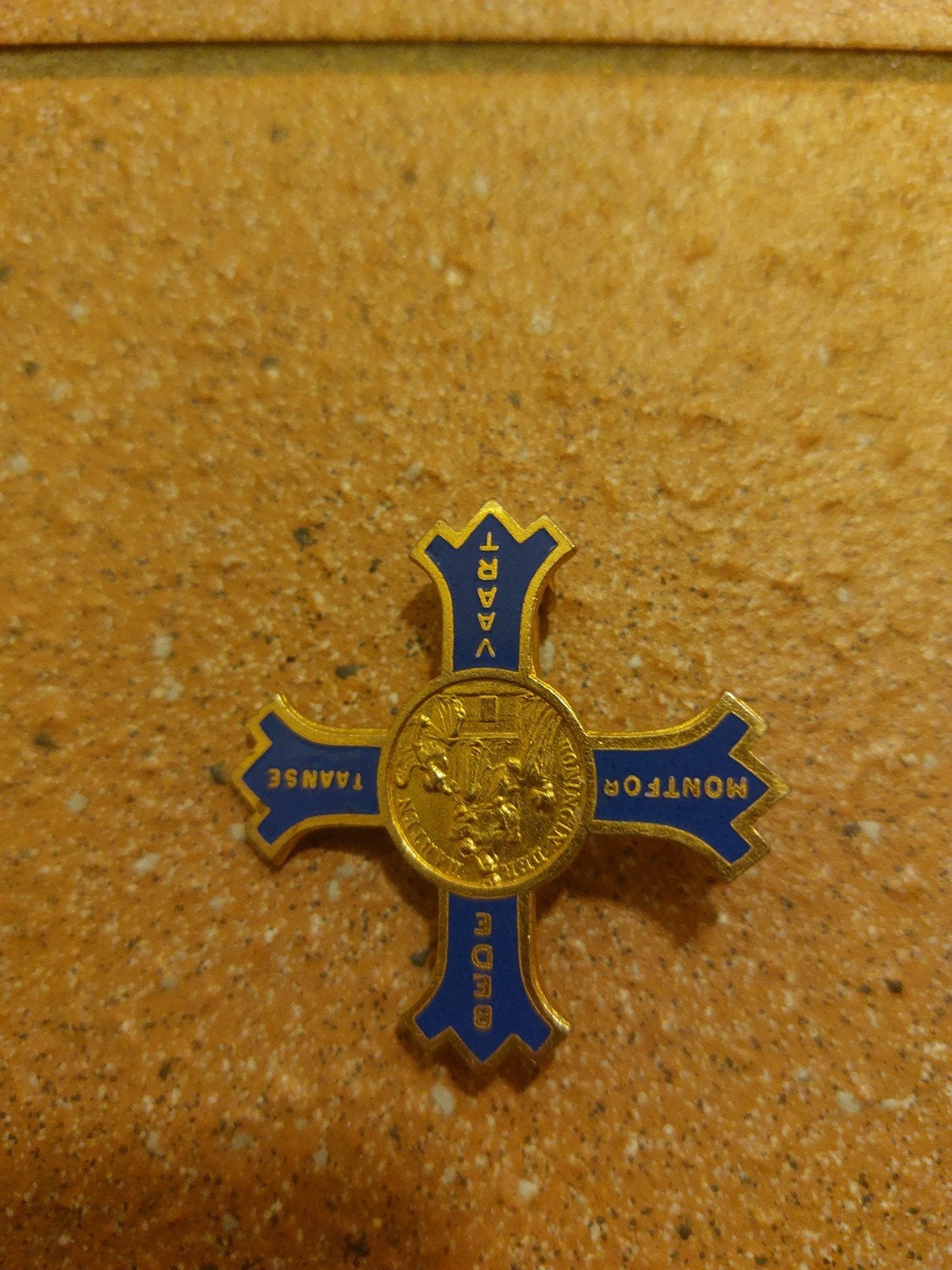 Verguld speldje Montfort Bedevaart Koningin der Harten, Verzamelen, Ophalen of Verzenden