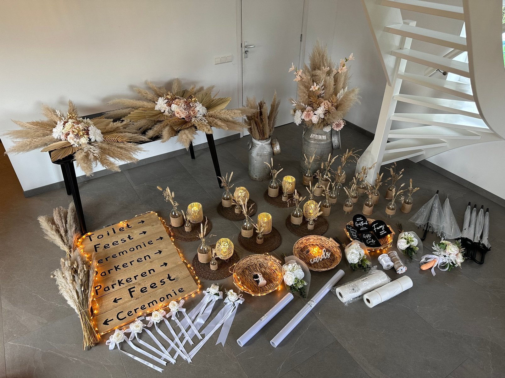 Complete bruiloft decoratie set (bloemen, bordjes etc.), Ophalen, Zo goed als nieuw, Versiering, Geboorte of Huwelijk