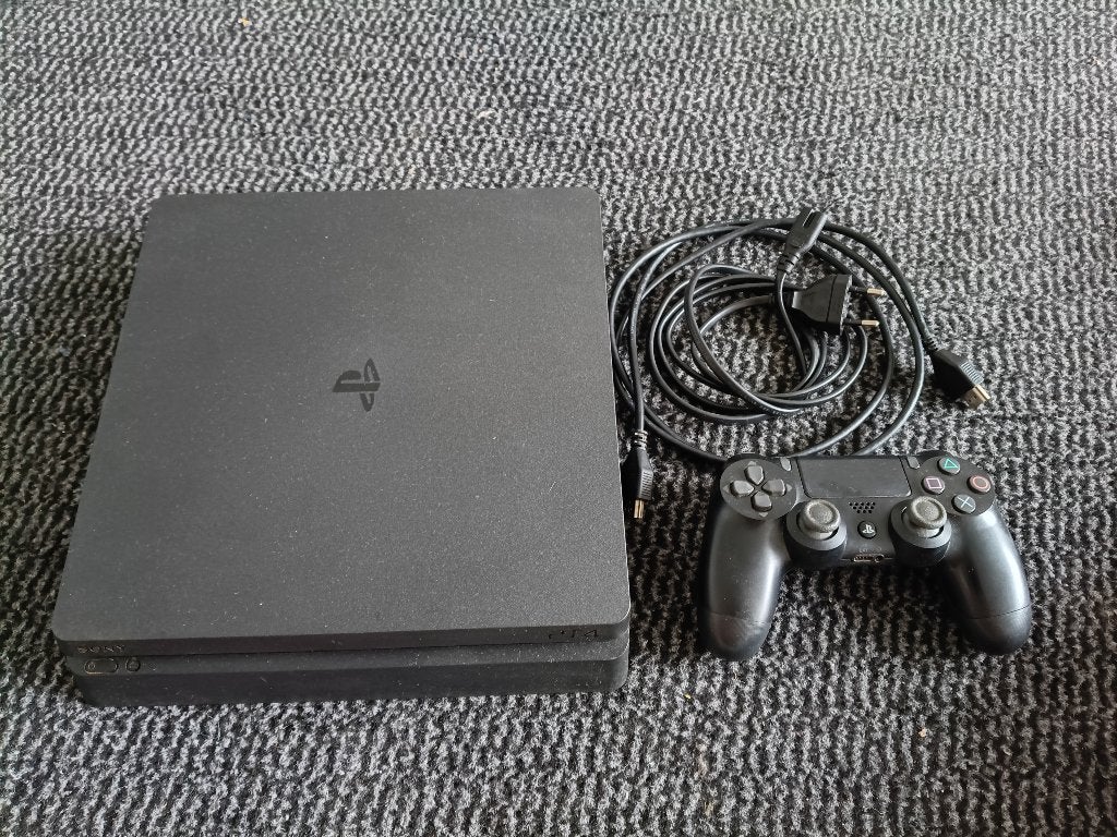 ps4 slim met controller met racestuur en 8 games, Spelcomputers en Games, Spelcomputers | Sony PlayStation 4, Ophalen, Met 1 controller