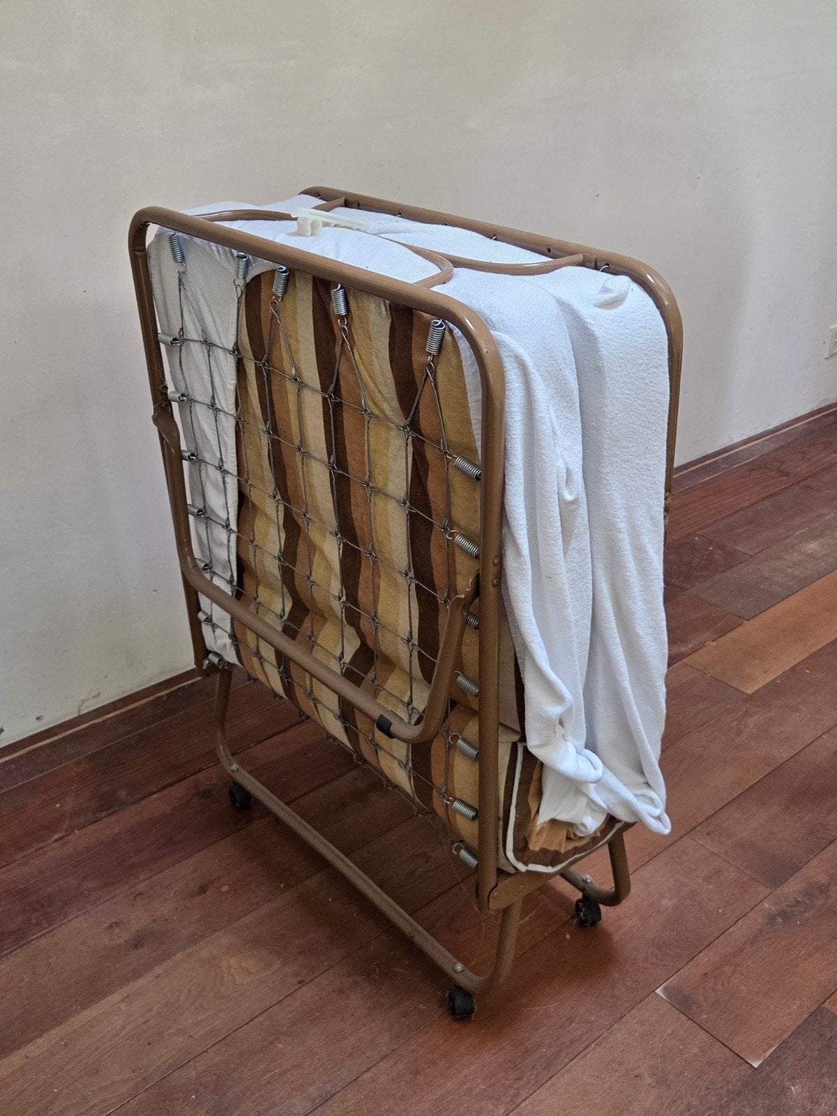 Opvouwbaar logeerbed met matras, Ophalen, Gebruikt, Eenpersoons, Bruin