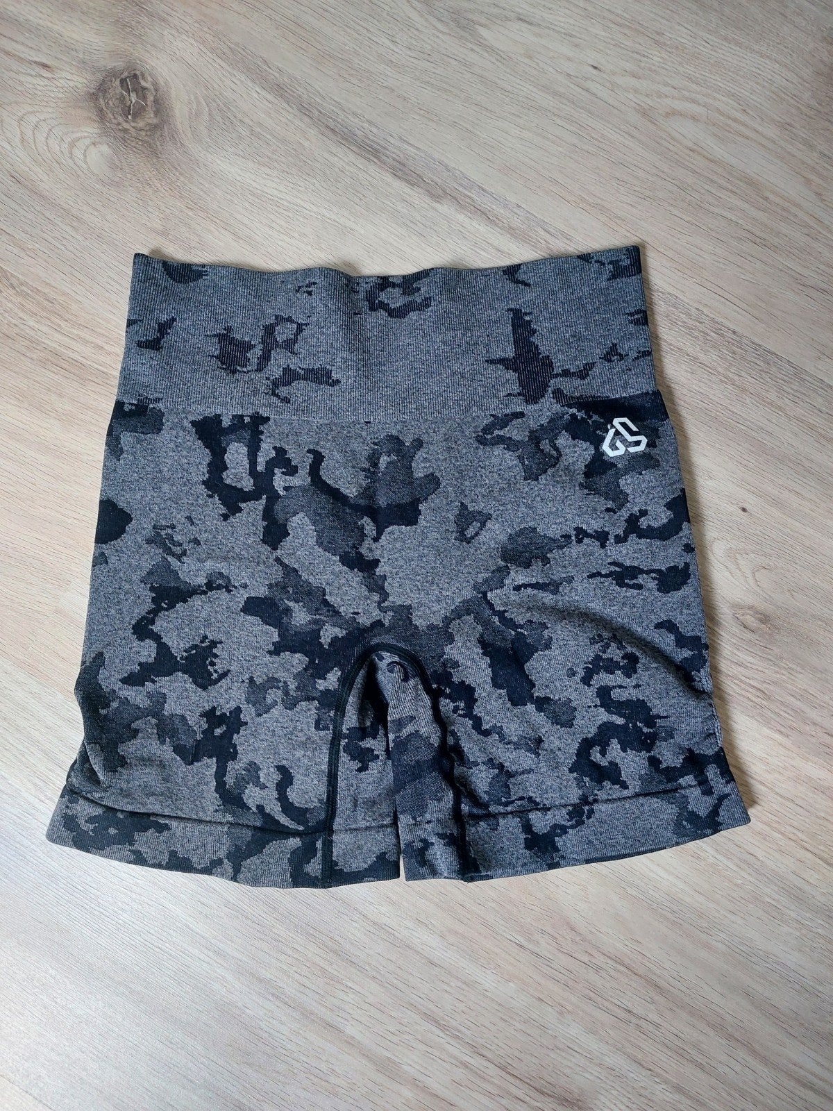 Gymshark sportshorts maat S - Camouflage, Ophalen of Verzenden, Maat 36 (S), Grijs, Gymshark