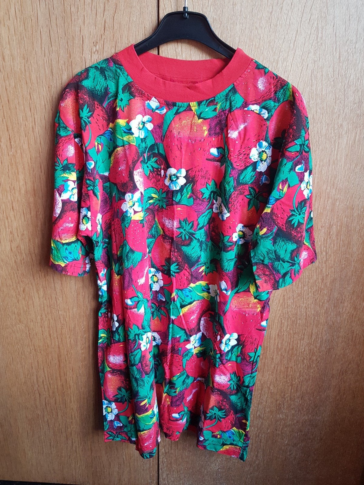 Vintage Marcel Clair T-shirt met All-over Aardbeienprint – L, Kleding | Dames, Ophalen of Verzenden, Maat 42/44 (L), Rood, Korte mouw