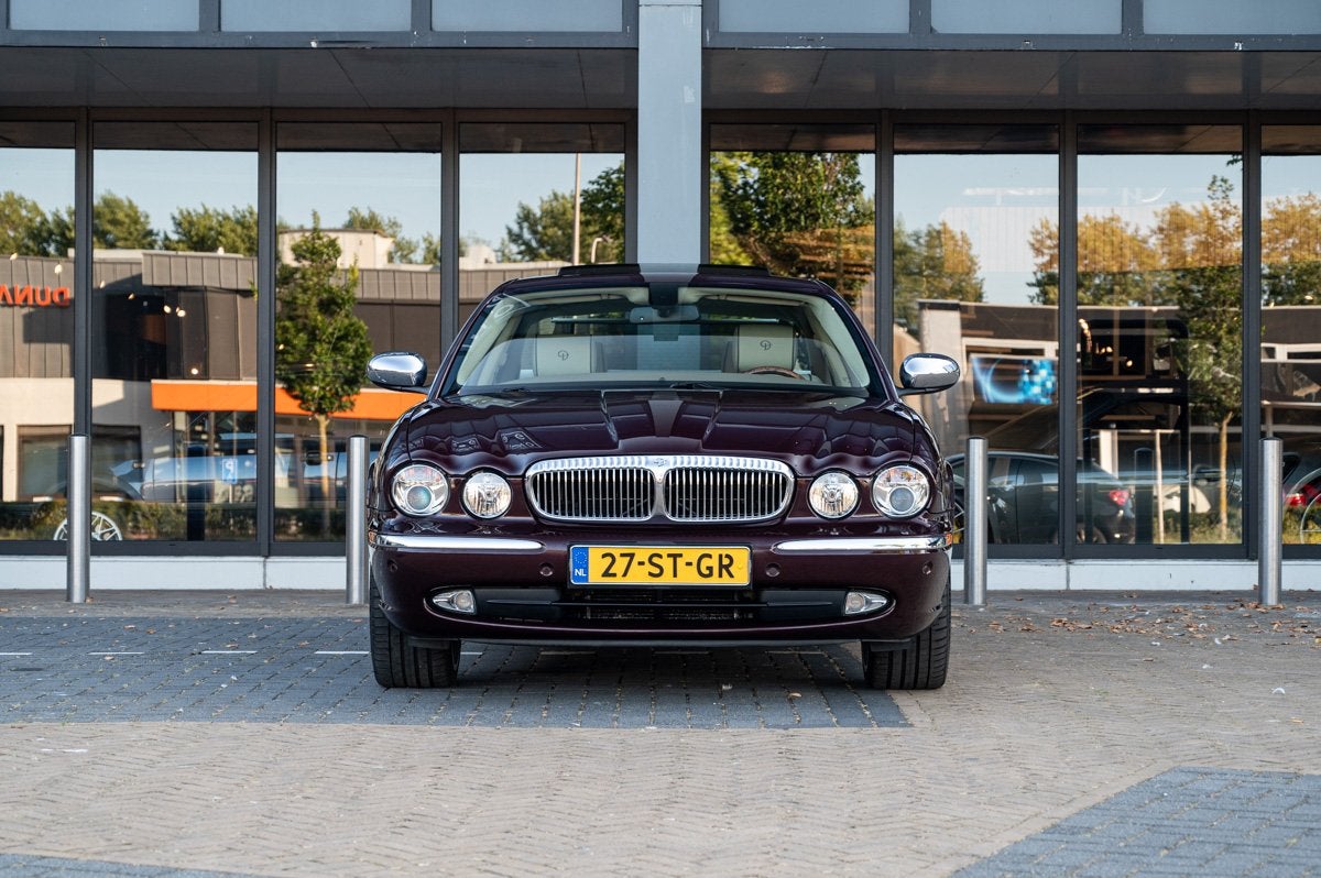 Daimler Super 8 4.2 V8 Supercharged LWB (bj 2006, automaat), Auto's, Gebruikt, 8 cilinders, Overige kleuren, Leder