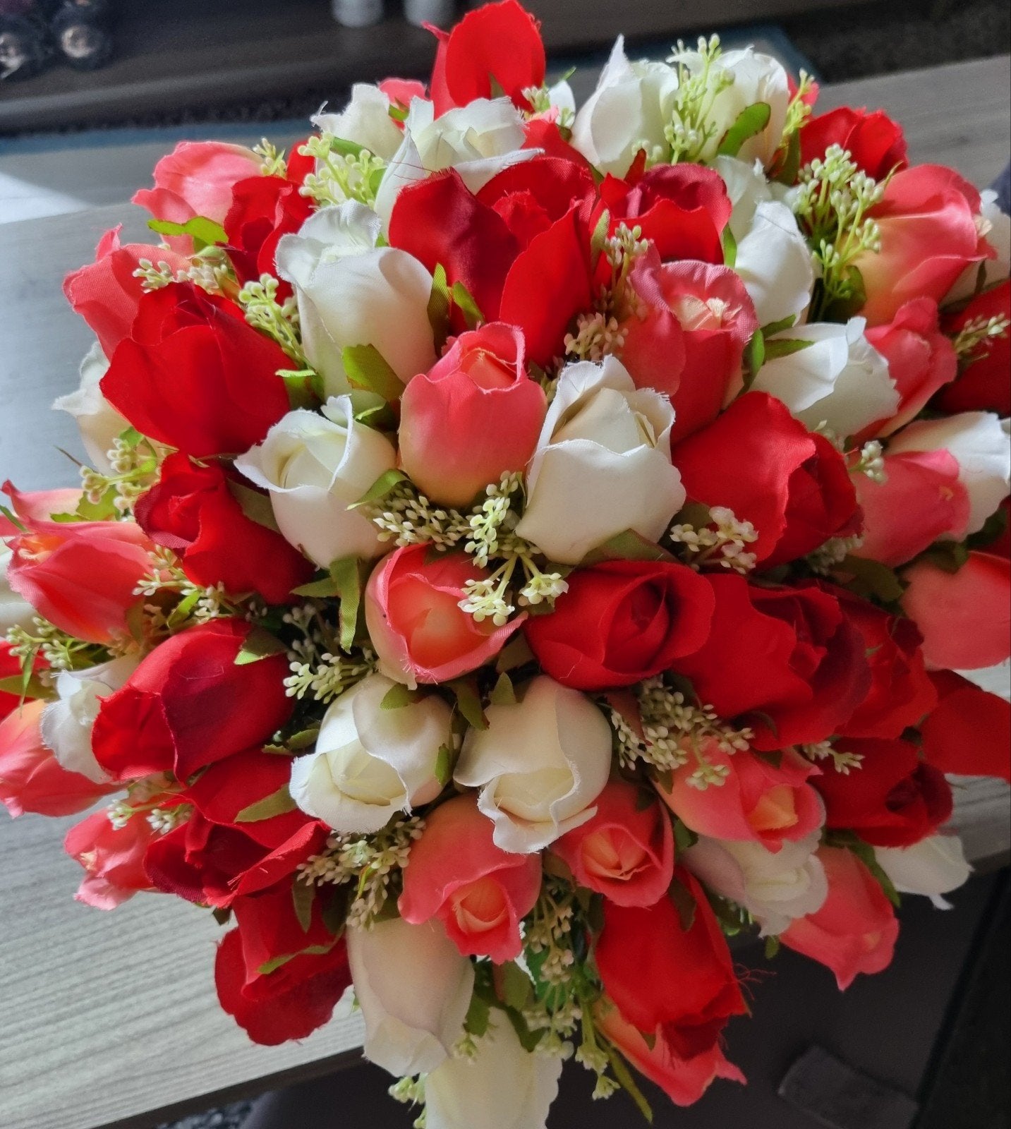 Prachtig boeket kunstbloemen: rood, wit en roze rozen, Binnen, Nieuw, Textiel, Ophalen of Verzenden
