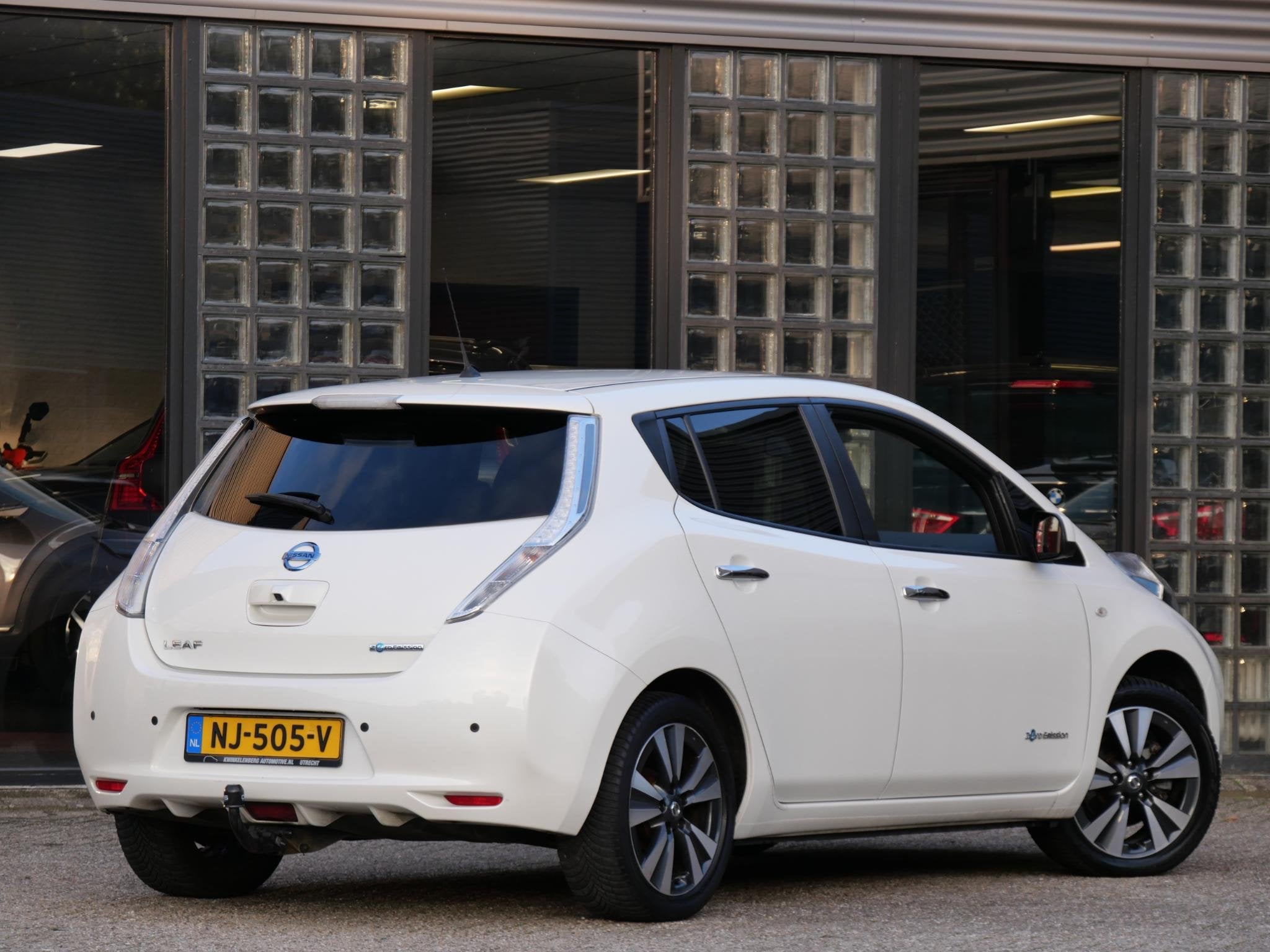 Nissan LEAF 30kWh TEKNA/ TREKHAAK/ LEER/ 360° CAMERA/ BOSE, Auto's, Gebruikt, Zwart, Wit, 30 kWh