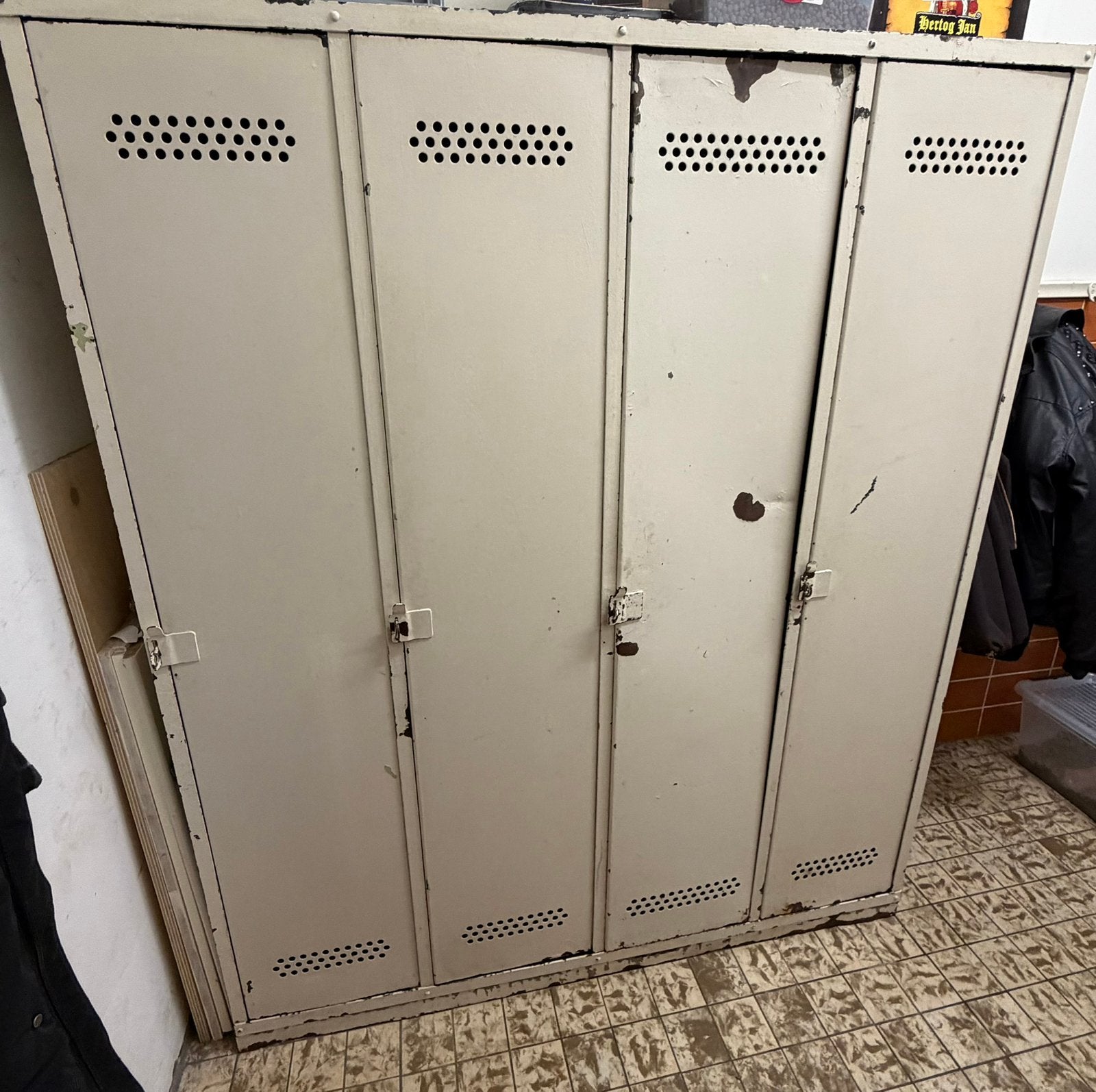 Antieke stalen locker kast, Ophalen