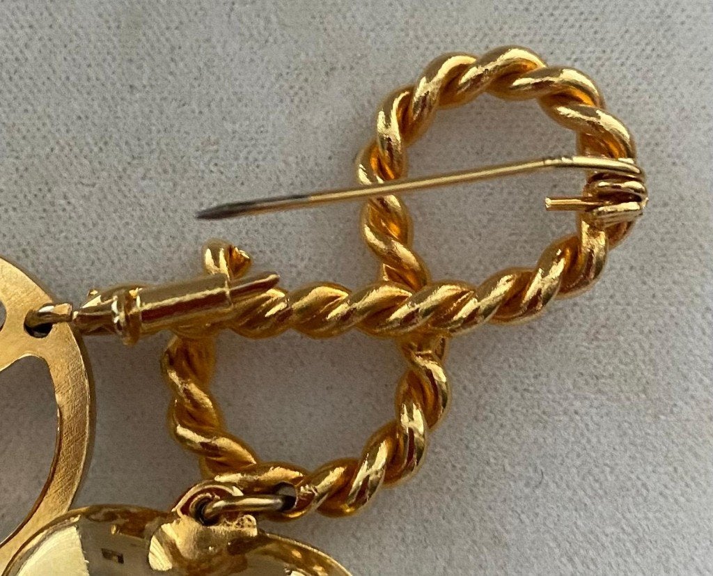 vintage broche Moschino, Sieraden, Tassen en Uiterlijk, Broches, Overige materialen, 4 tot 7 cm, Ophalen of Verzenden, Zo goed als nieuw