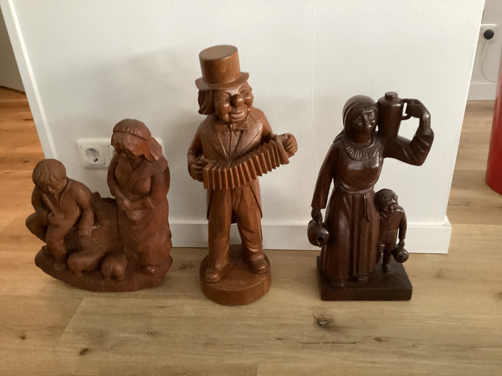 Set van 3 handgesneden houten beelden.Bieden, Antiek en Kunst, Groep mensen, Ophalen of Verzenden, Handgemaakt, 20 - 50 cm
