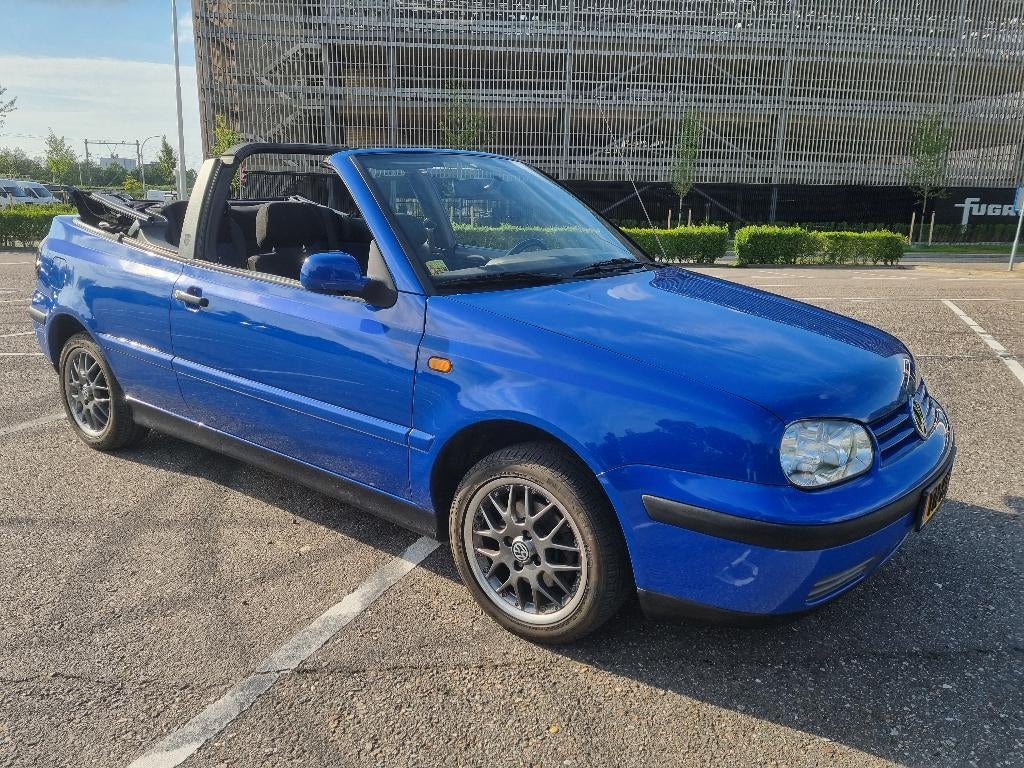 Volkswagen Golf 1.8 Cabriolet 66KW 1998 Blauw, Auto's, Stof, 4 cilinders, Cabriolet, Origineel Nederlands