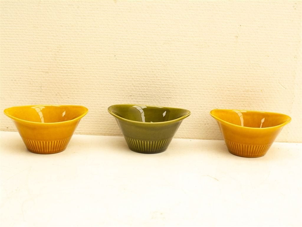 3 schaaltjes van steen 32105, Gebruikt, Ophalen of Verzenden, Bord(en), Wedgwood