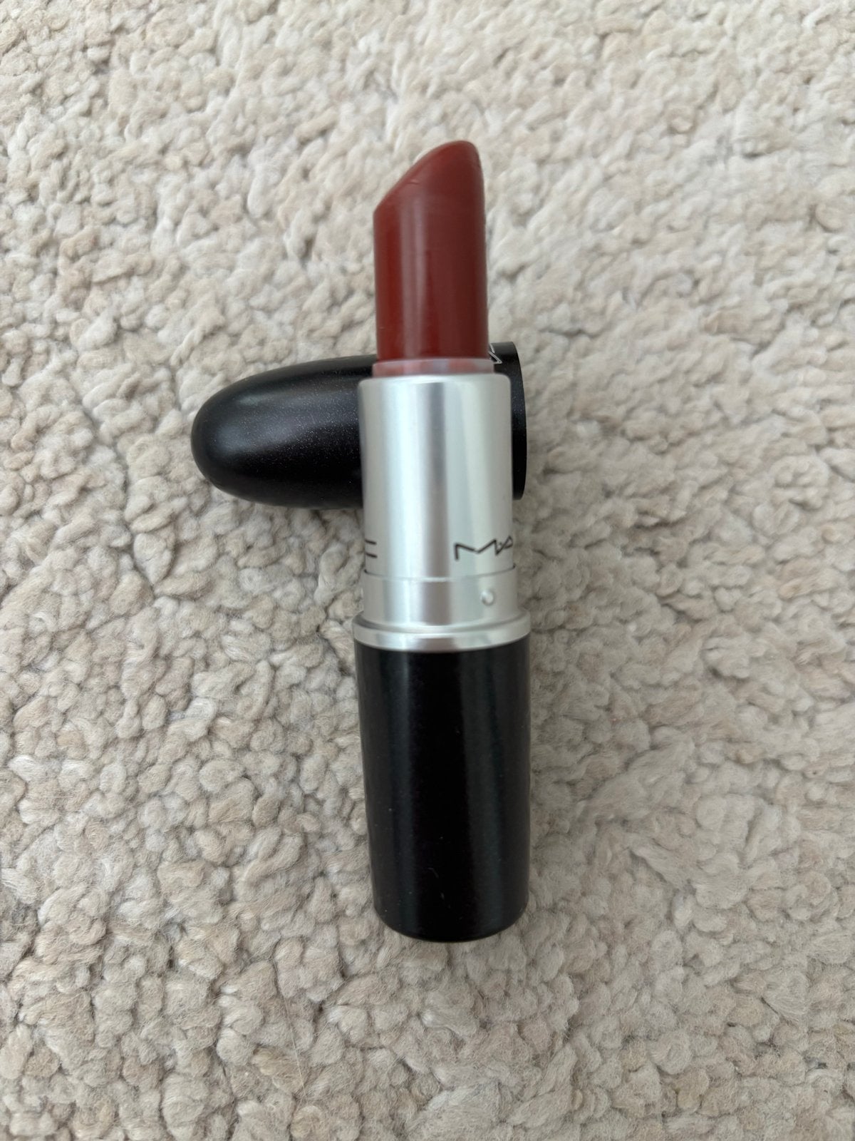 MAC Lipstick Dubonnet Amplified, Gebruikt, Lippen, Ophalen of Verzenden, Make-up
