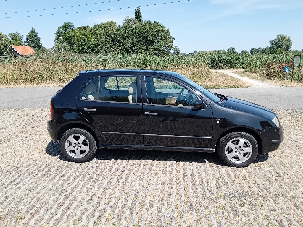 Skoda Fabia 1.4 74KW Elegance met schuif-/kanteldak, Voorwielaandrijving, Beige, 4 cilinders, Zwart