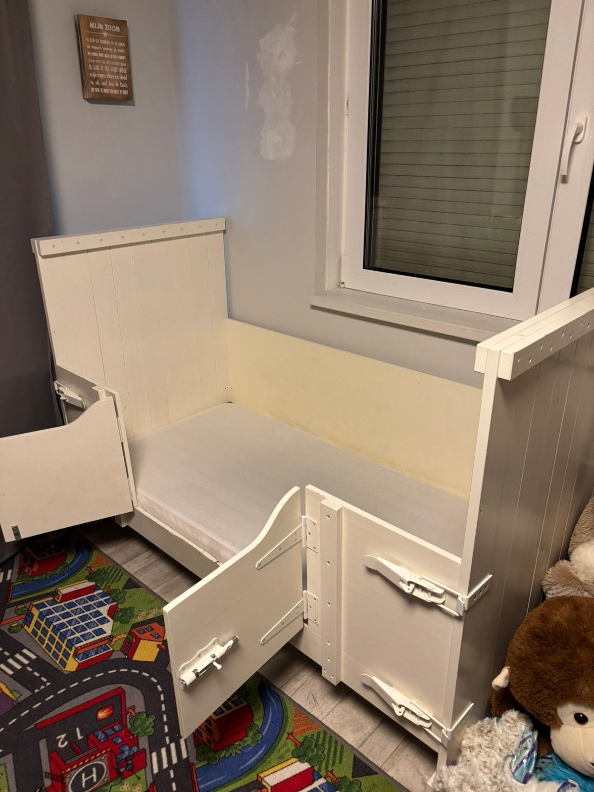 Wit houten peuterbed incl matras AEROSLEEP PAKKET evolution, Ophalen, Zo goed als nieuw, Jongetje of Meisje