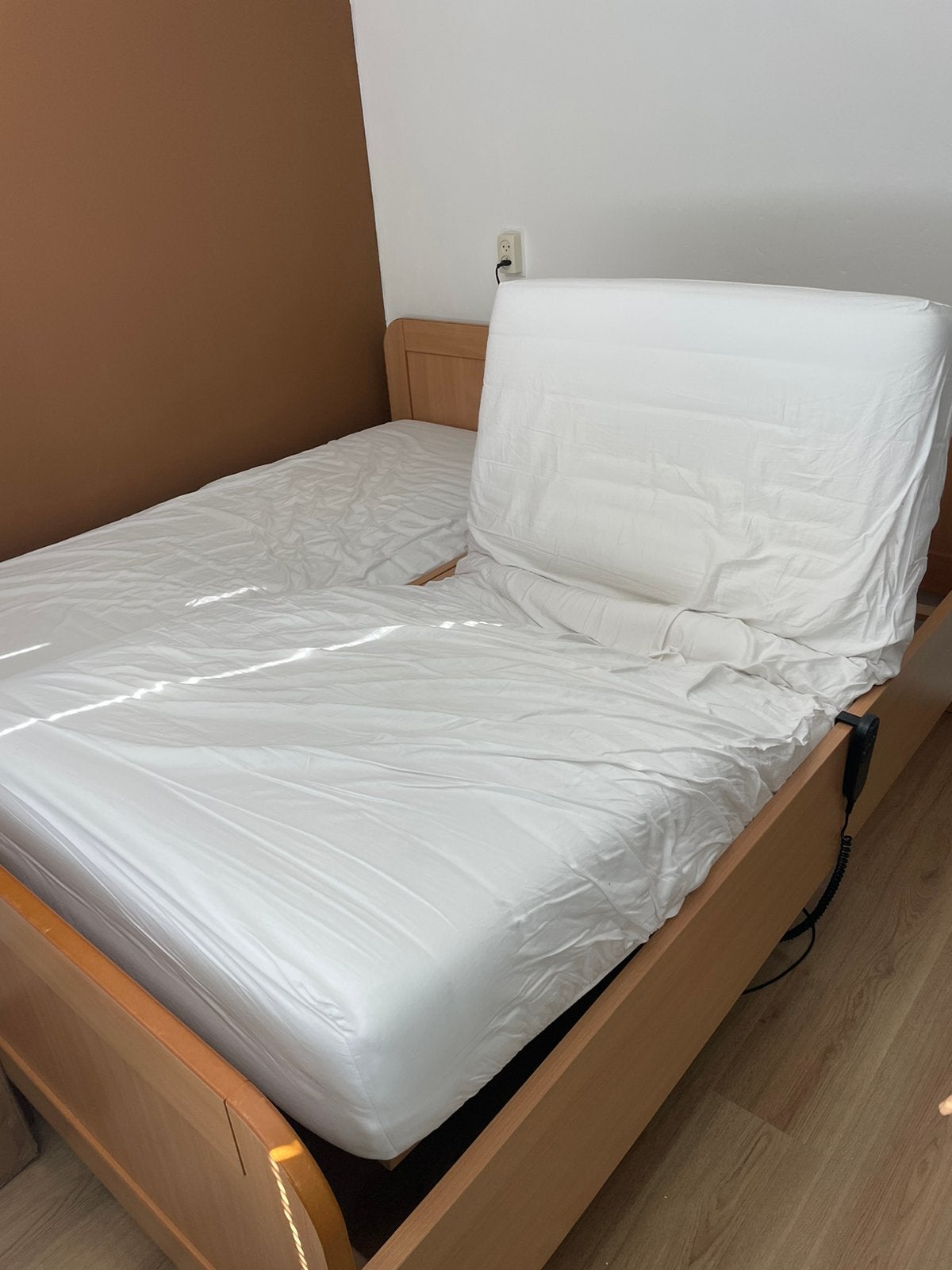 Elektrisch verstelbaar seniorenbed + matras, Huis en Inrichting, Slaapkamer | Bedden, Ophalen, Verstelbaar, 90 cm, Eenpersoons