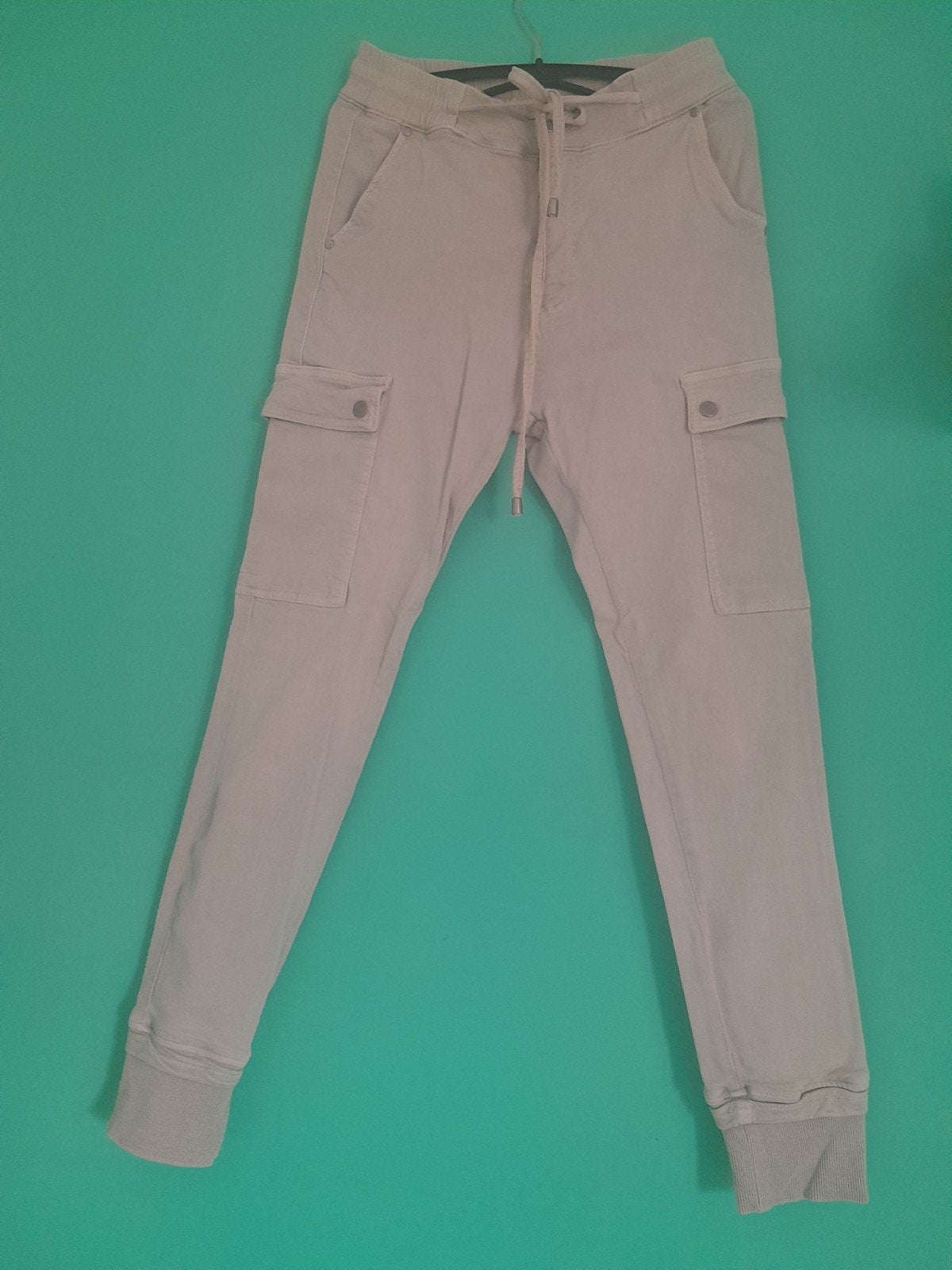 Strakke stretch cargo broek maat M met zakken op dijbenen, Ophalen of Verzenden