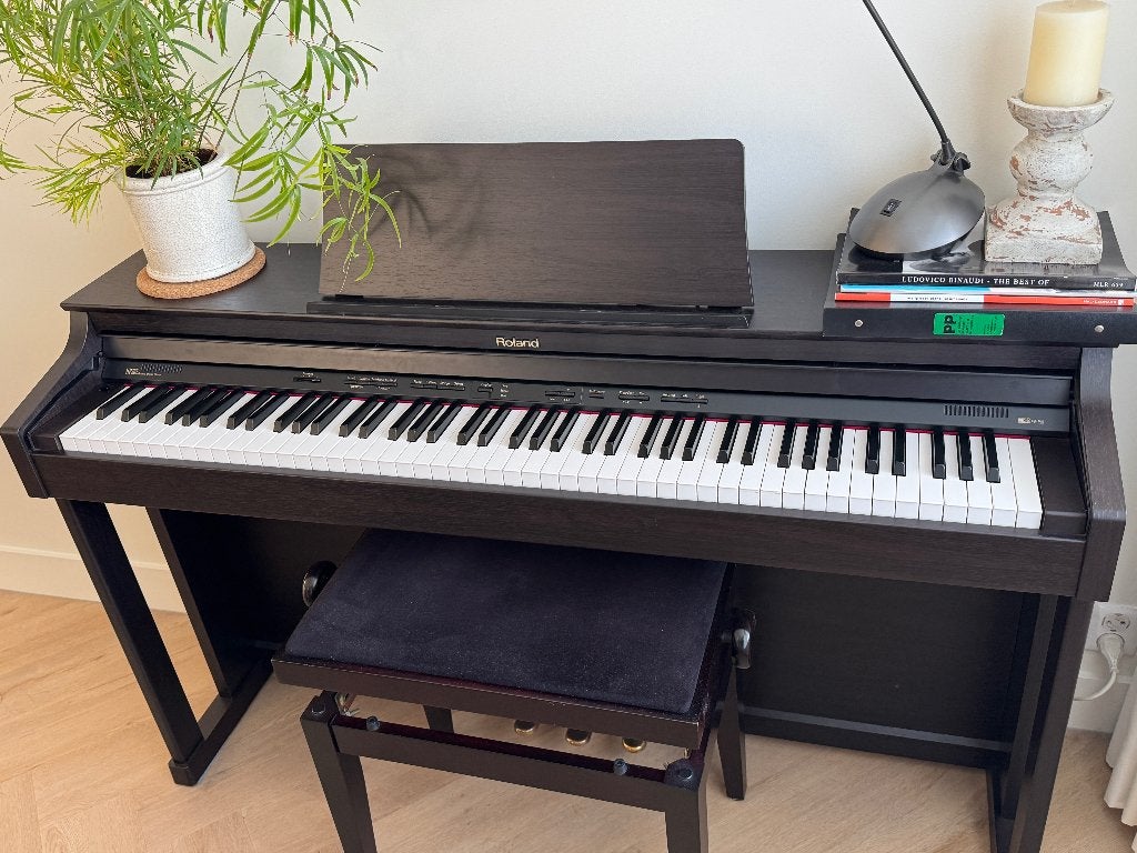 Roland HP-302 (digitale piano) i.z.g.st. (incl pianokruk), Muziek en Instrumenten, Piano's, Ophalen, Bruin, Digitaal, Zo goed als nieuw