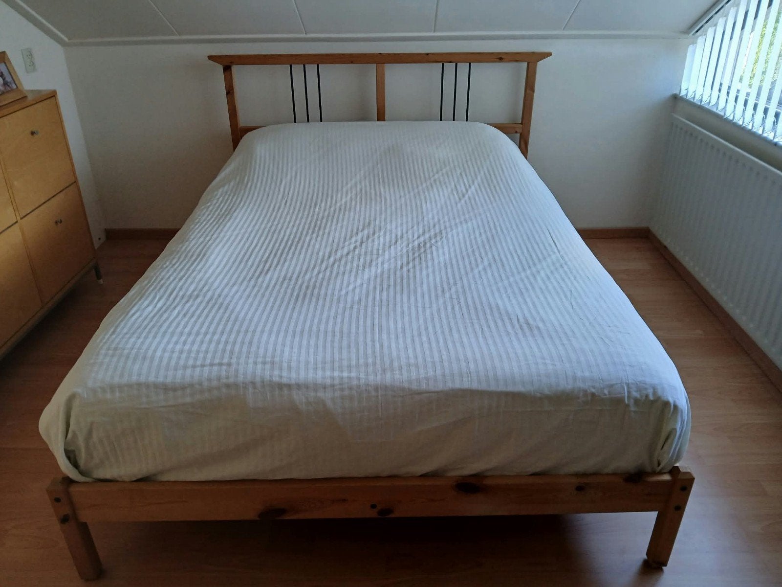 Ikea bed met lattenbodems en dik matras, Huis en Inrichting, Ophalen, Bruin, Tweepersoons, 140 cm