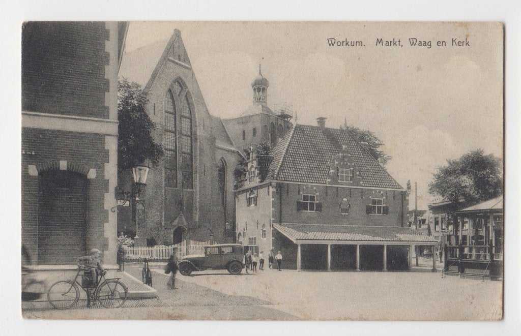061 Workum: Markt, Waag en Kerk Kinderen Auto (1933) B35, Verzenden, 1920 tot 1940, Gelopen, Friesland