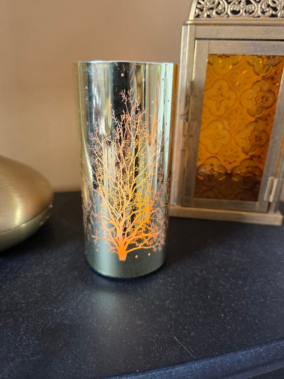 Sfeervolle LED-lamp op batterijen met boomdecoratie, Ophalen of Verzenden, Zo goed als nieuw, Goud, Werkt op batterijen