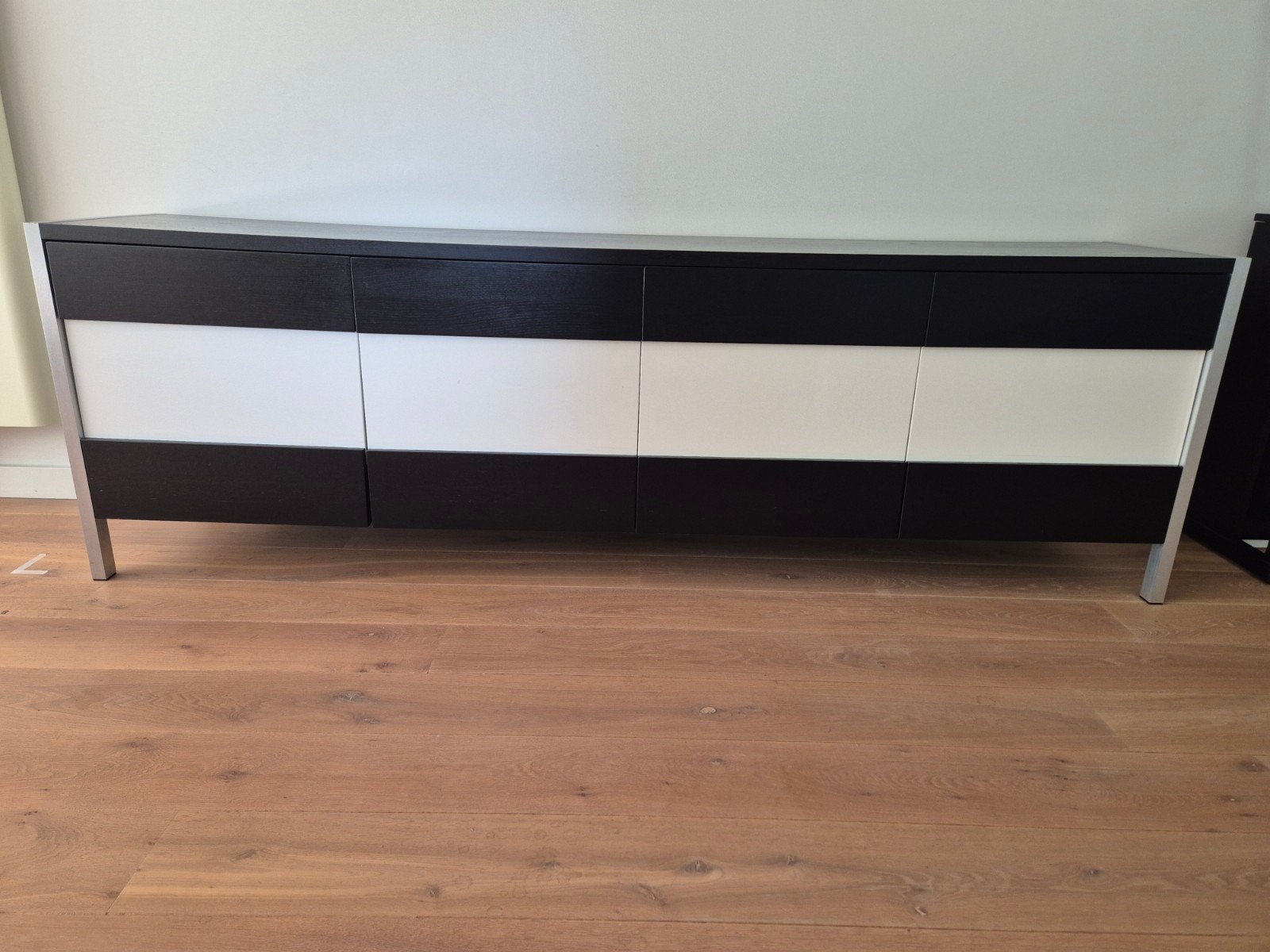 zwart wit dressoir 240x50x76,5 MOET WEG, Overige houtsoorten, Ophalen of Verzenden, Modern, strak, 200 cm of meer