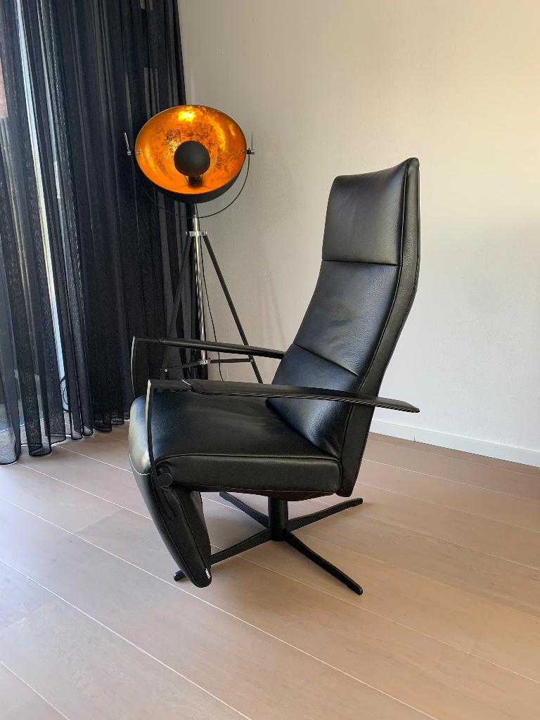 JORI Relax fauteuil, NIEUWSTAAT zwart luxe Lipano leder, Huis en Inrichting, Fauteuils, Ophalen, Tijdloos zeer transparant ontwerp