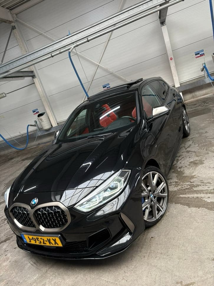 BMW 1-Serie M135i xDrive Pano/Sfeer/HuD/Keyless/Schaalstoele, Auto's, BMW, 1998 cc, 4 cilinders, Zwart, Vierwielaandrijving