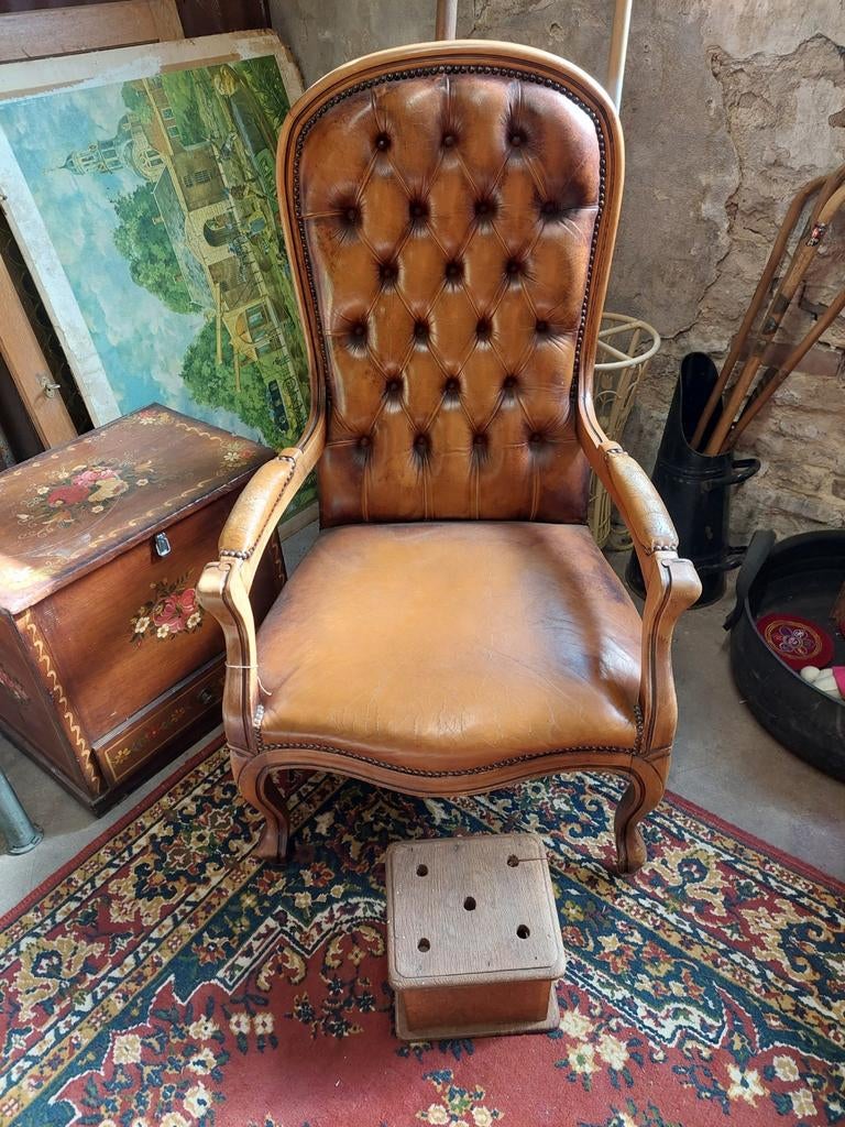Antieke leren fauteuil met knopen - Vintage stoel, Antiek en Kunst, Antiek | Meubels | Stoelen en Banken, Ophalen
